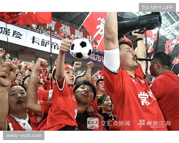 暖心一幕:小球迷冲入场内拥抱偶像,保安护送其离场未作处罚